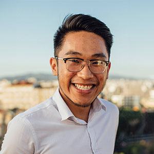 Ảnh khách hàng Mr. Phạm An Tú chia sẻ kinh nghiệm sử dụng Cloud Server VEPO. Ông đánh giá cao Uptime 99.99% và tốc độ NVMe ổn định cho ứng dụng kinh doanh của mình.